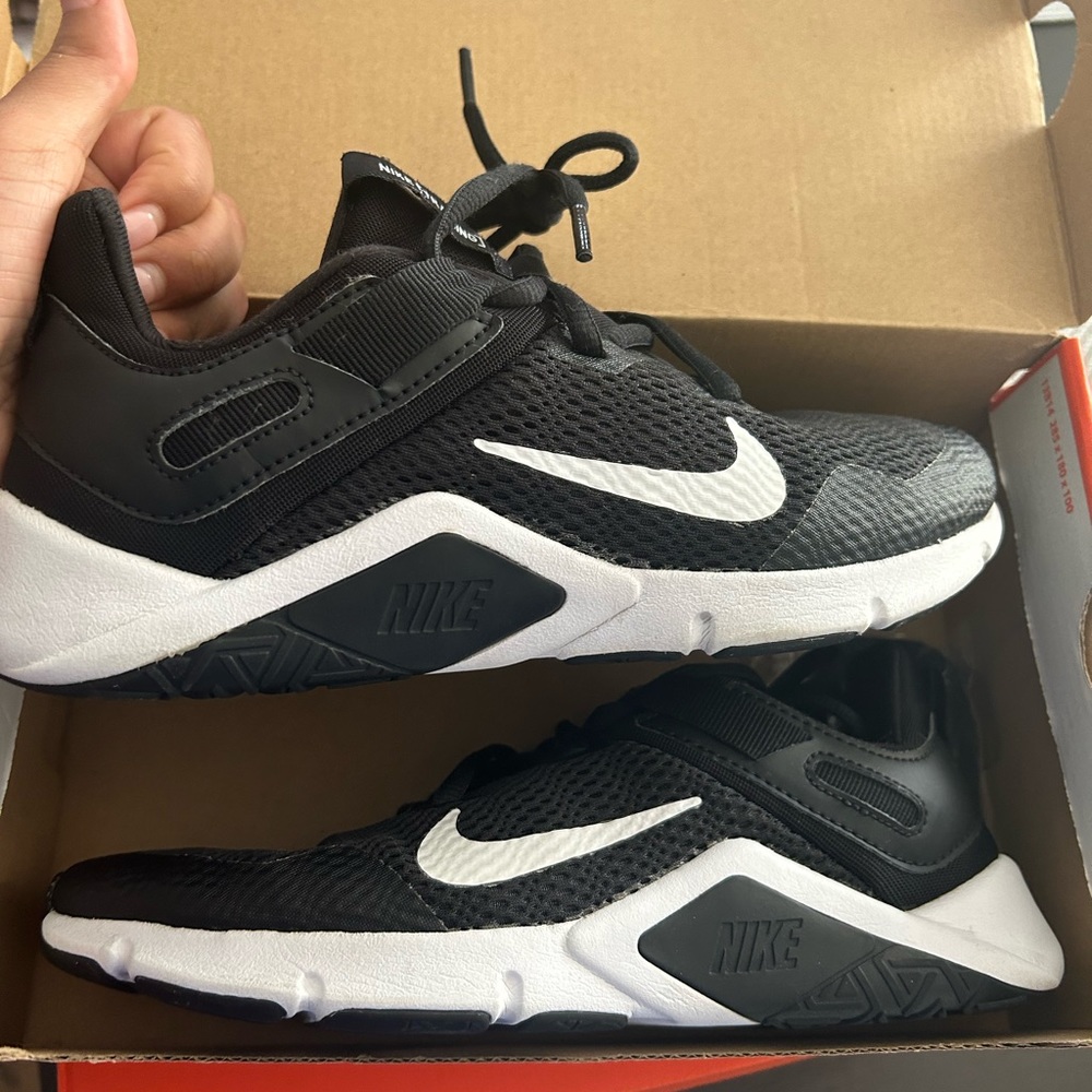 SOLD——-Woman’s nike legend essential